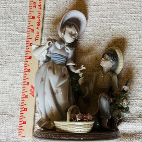 Lladro Porcelain Figurine “For You” Retired #5453 Boy & Girl 9 H” Flowers - Picture 10 of 10